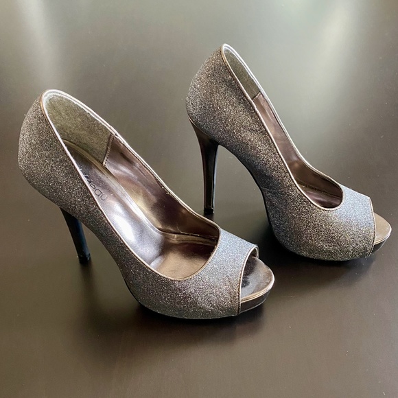 Le Chateau Glitter Heels - Picture 2 of 3